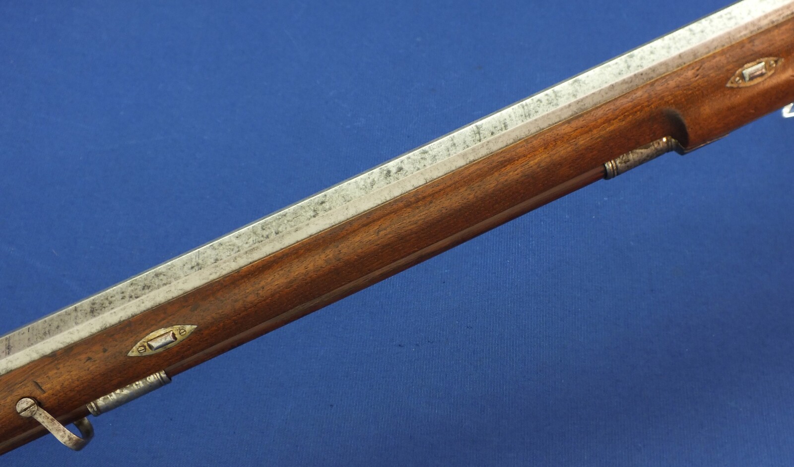 An antique Swiss percussion Stutzer/sharpshooters Rifle by Johann Müller in Bern (1800-66). 96cm octagonal Damast barrel. Fine etched steel mounts. Caliber 17mm. Length 135cm. In very good condition. Price 1.750 euro.