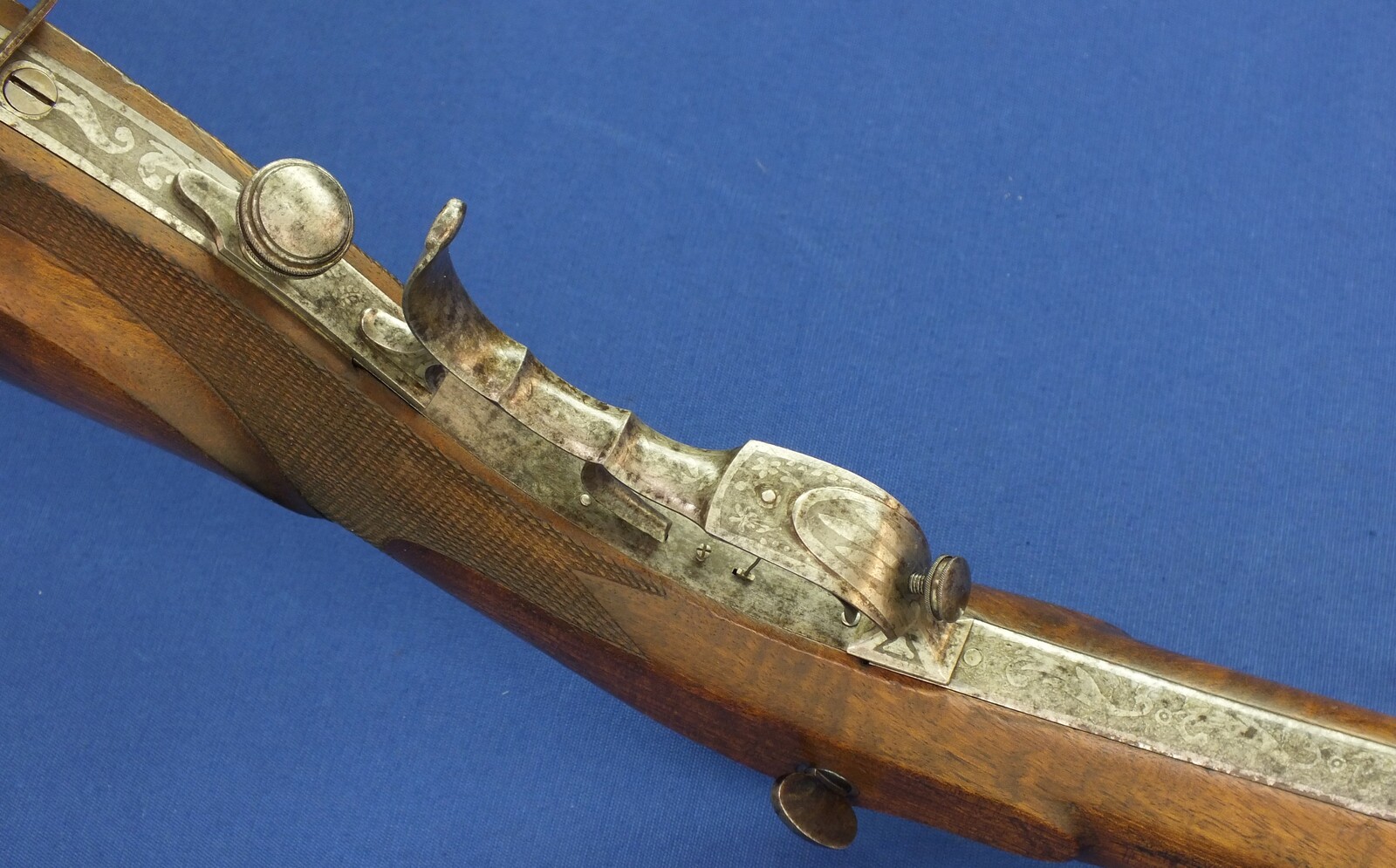 An antique Swiss percussion Stutzer/sharpshooters Rifle by Johann Müller in Bern (1800-66). 96cm octagonal Damast barrel. Fine etched steel mounts. Caliber 17mm. Length 135cm. In very good condition. Price 1.750 euro.