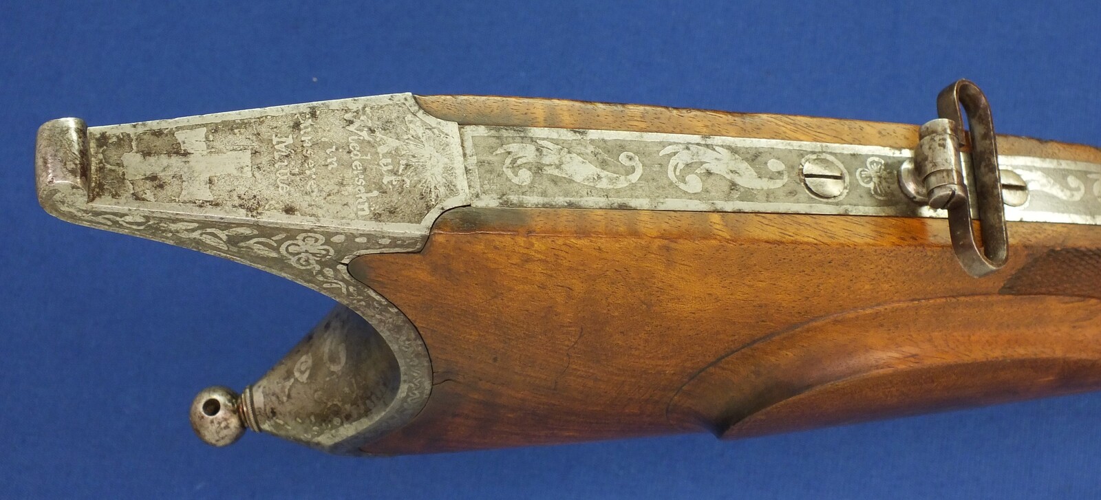 An antique Swiss percussion Stutzer/sharpshooters Rifle by Johann Müller in Bern (1800-66). 96cm octagonal Damast barrel. Fine etched steel mounts. Caliber 17mm. Length 135cm. In very good condition. Price 1.750 euro.