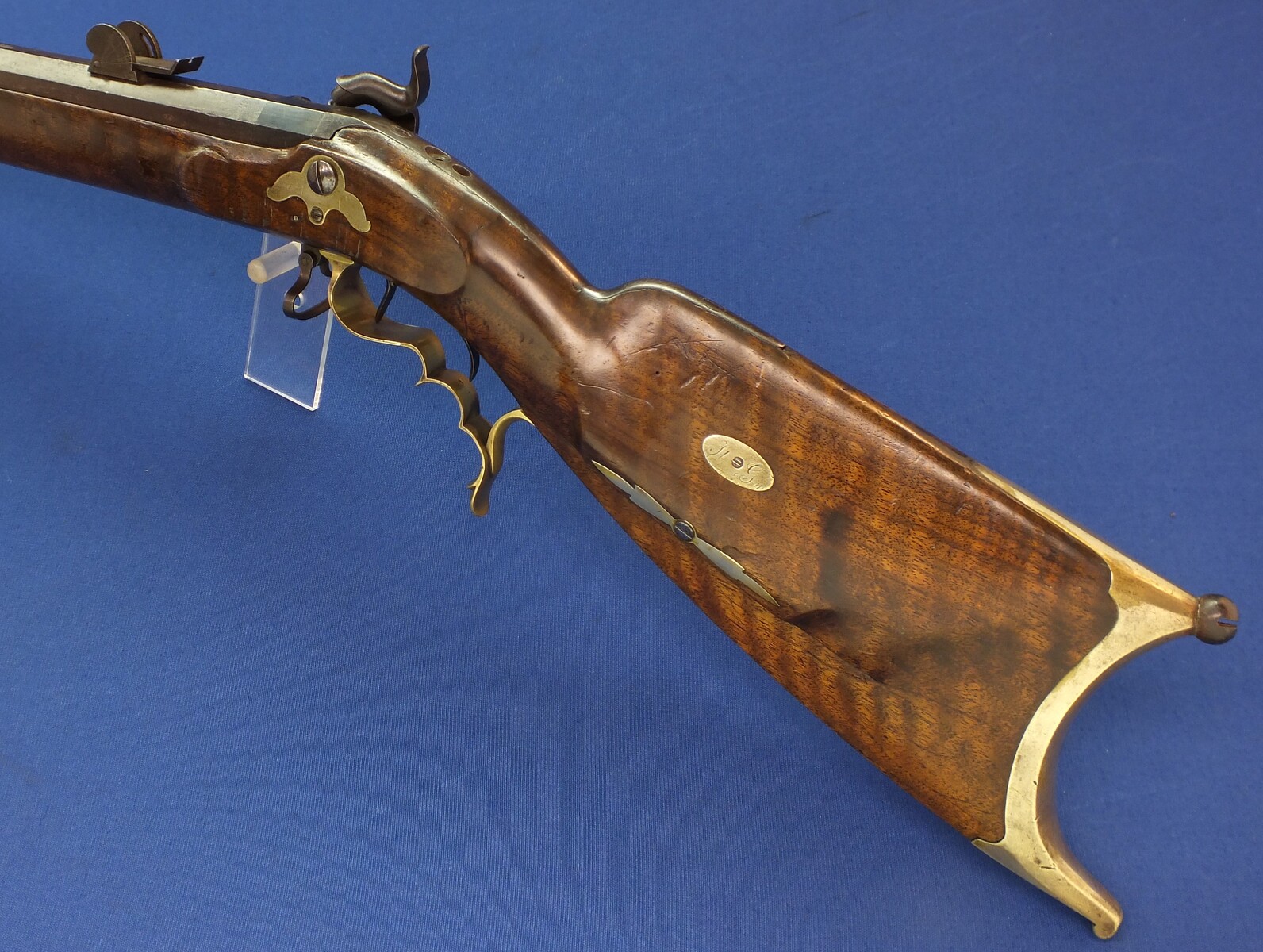 An antique Swiss Percussion Stutzer/Target Rifle. Lock Signed Bindschädler (Zürich 1850), 91cm Octagon barrel Signed Pfenninger Staefa(Stäfa). Caliber 10,5mm. Length 129cm. In very good condition. Price 1.450 euro.