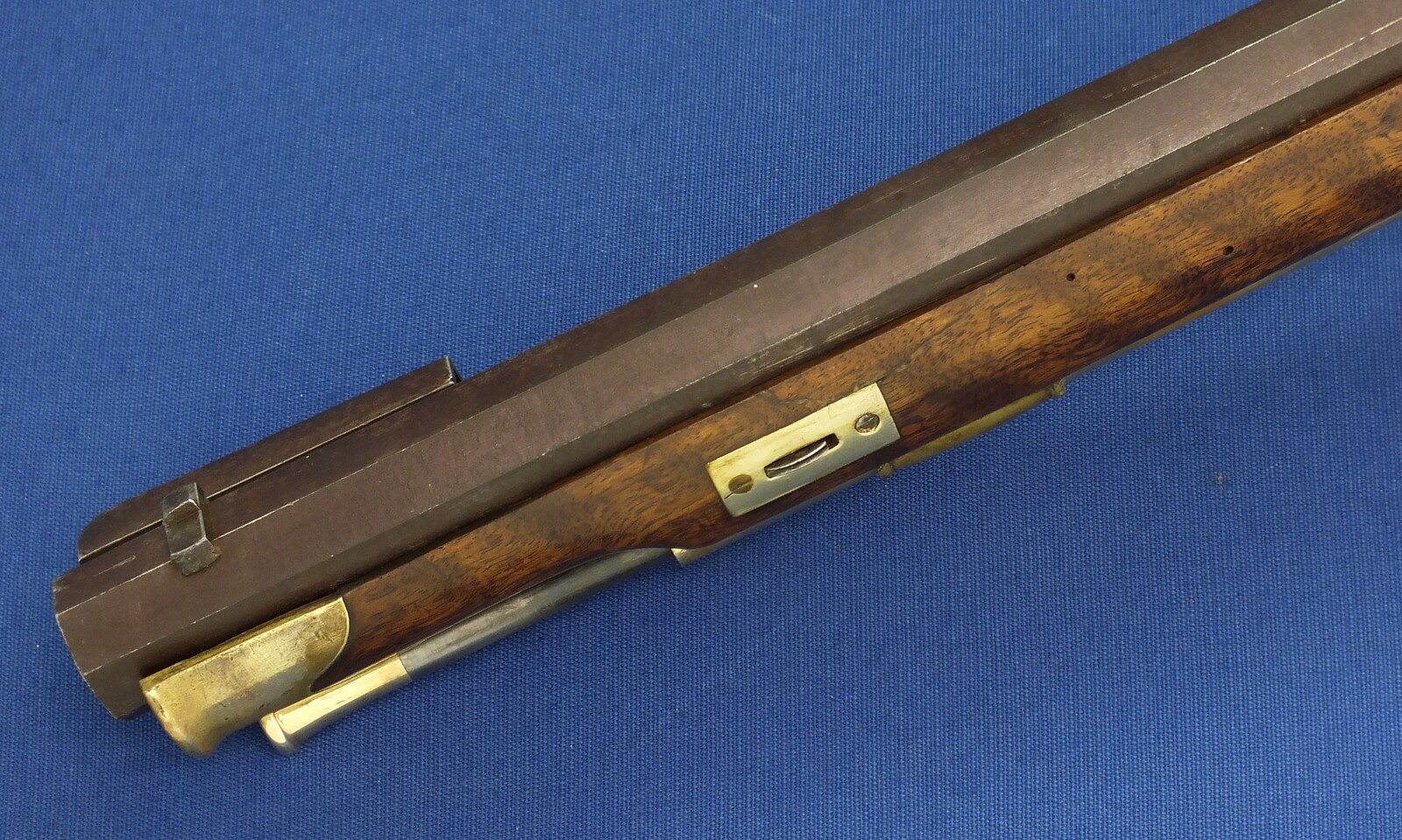 An antique Swiss Percussion Stutzer/Target Rifle. Lock Signed Bindschädler (Zürich 1850), 91cm Octagon barrel Signed Pfenninger Staefa(Stäfa). Caliber 10,5mm. Length 129cm. In very good condition. Price 1.450 euro.