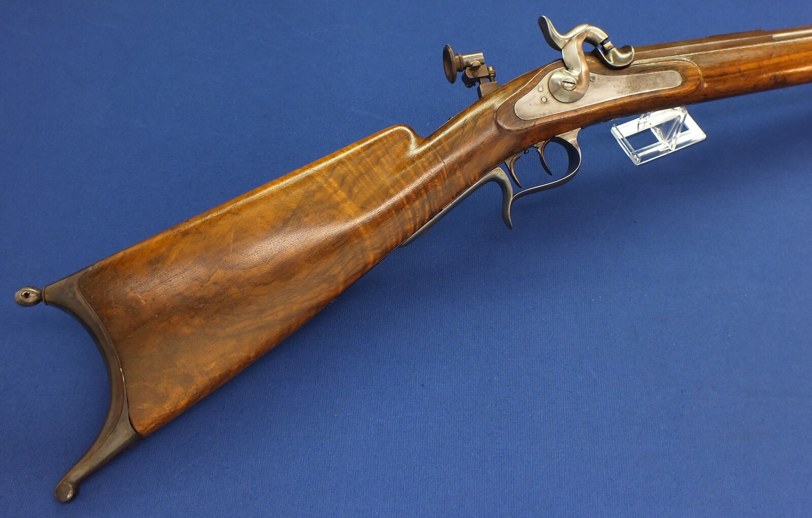 An antique Swiss Stutzer/target percussion Rifle by V. Sauerbrey in Basel. Set-triggers. Caliber 11mm. Length 136cm. In very good condition. Price 1.350 euro