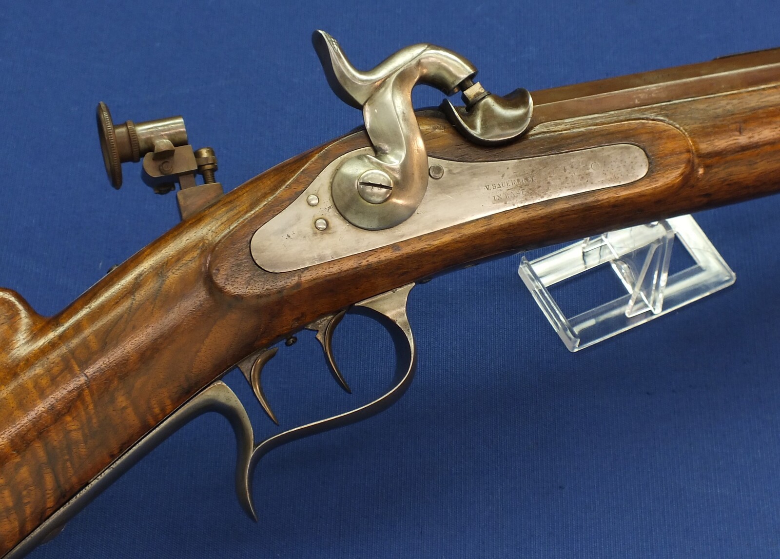 An antique Swiss Stutzer/target percussion Rifle by V. Sauerbrey in Basel. Set-triggers. Caliber 11mm. Length 136cm. In very good condition. Price 1.350 euro