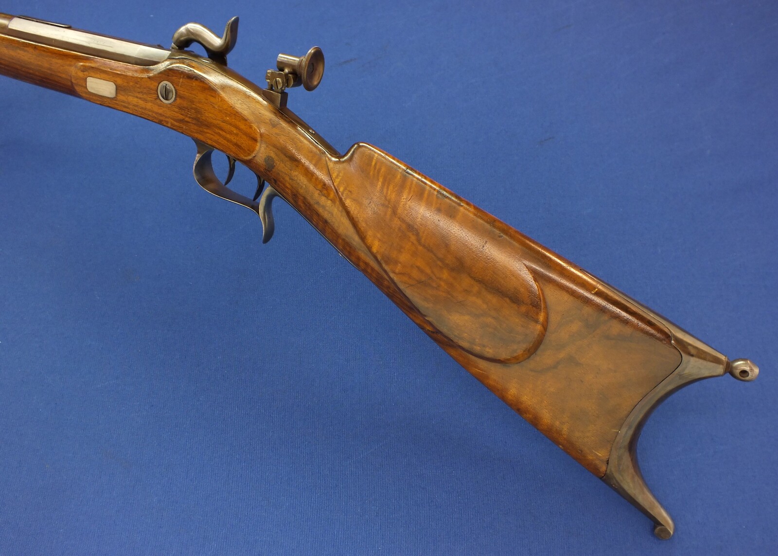 An antique Swiss Stutzer/target percussion Rifle by V. Sauerbrey in Basel. Set-triggers. Caliber 11mm. Length 136cm. In very good condition. Price 1.350 euro