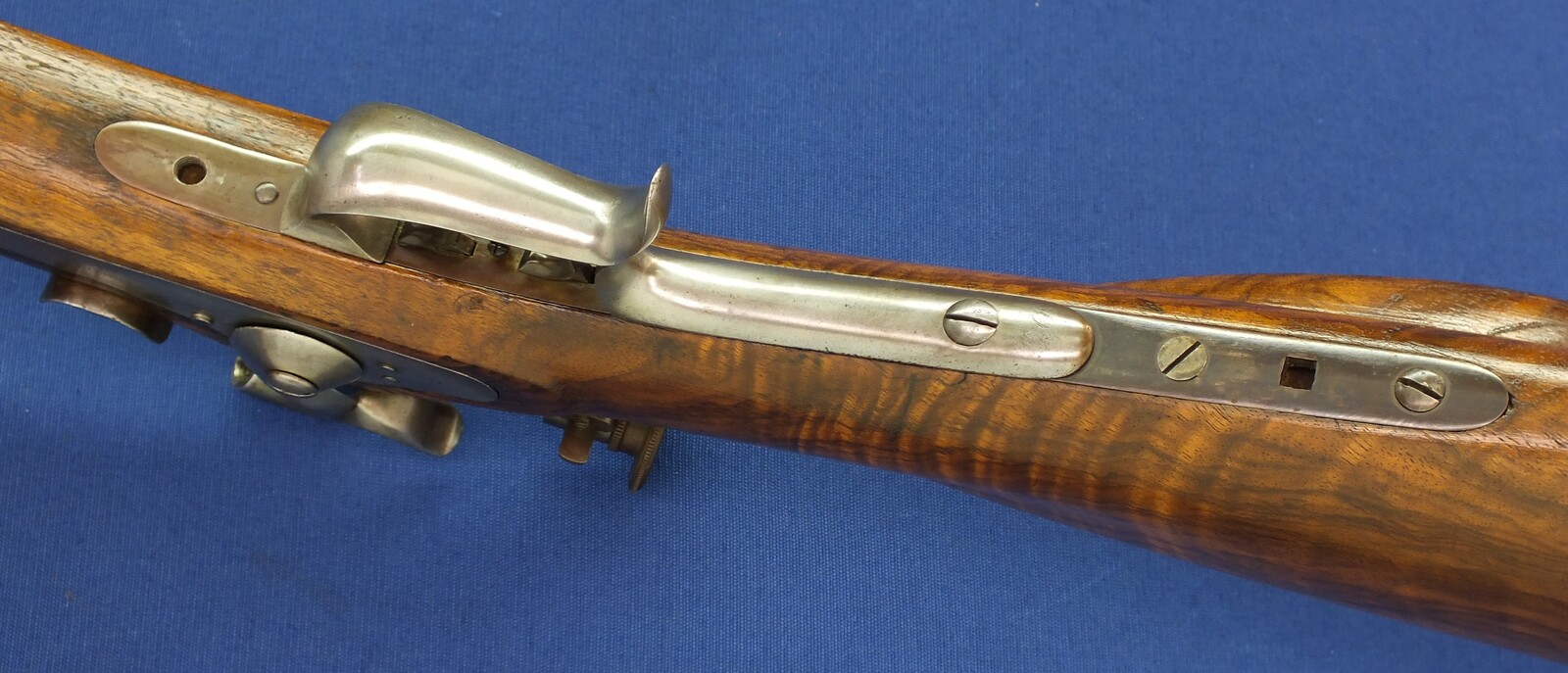 An antique Swiss Stutzer/target percussion Rifle by V. Sauerbrey in Basel. Set-triggers. Caliber 11mm. Length 136cm. In very good condition. Price 1.350 euro