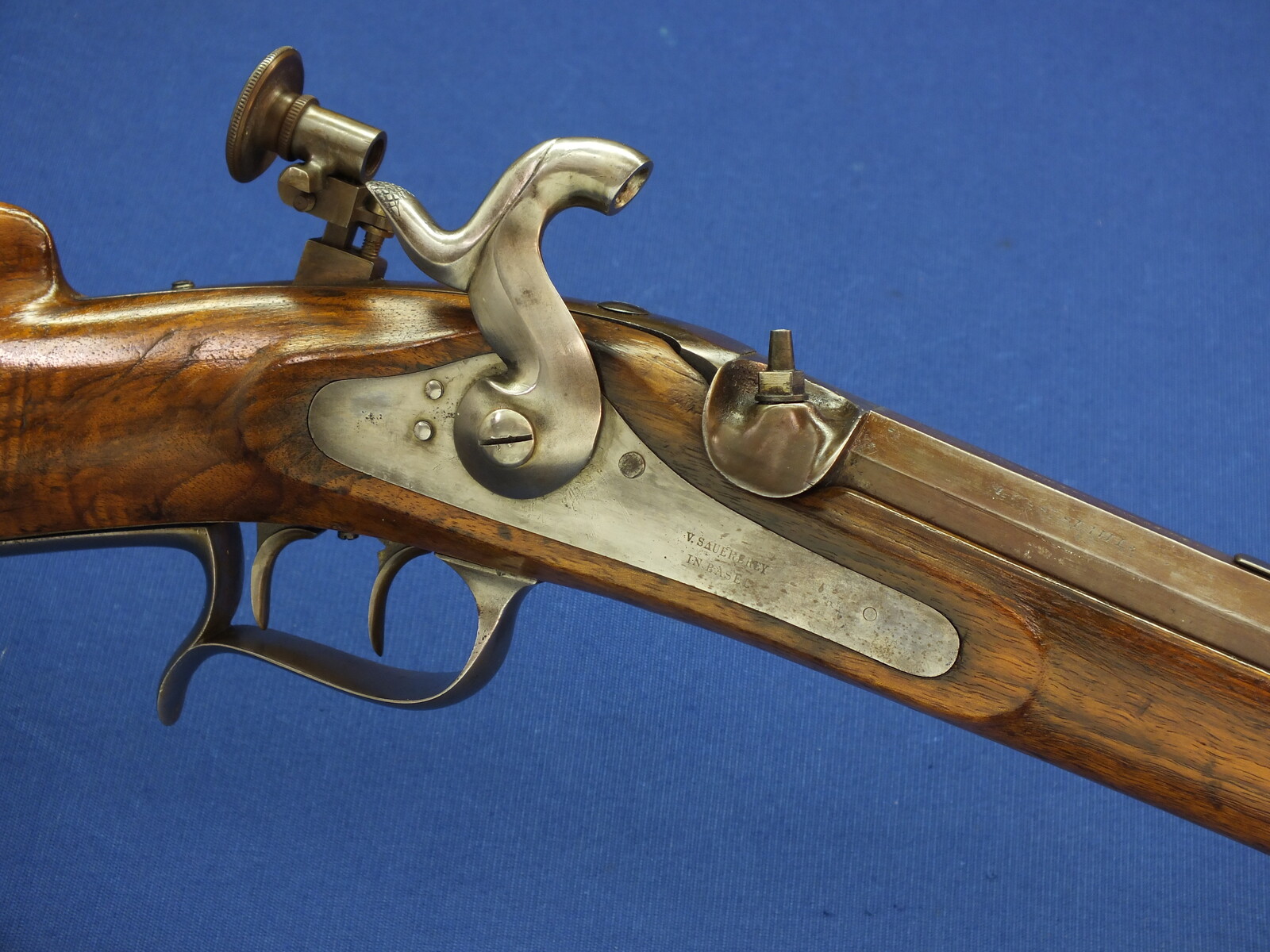 An antique Swiss Stutzer/target percussion Rifle by V. Sauerbrey in Basel. Set-triggers. Caliber 11mm. Length 136cm. In very good condition. Price 1.350 euro