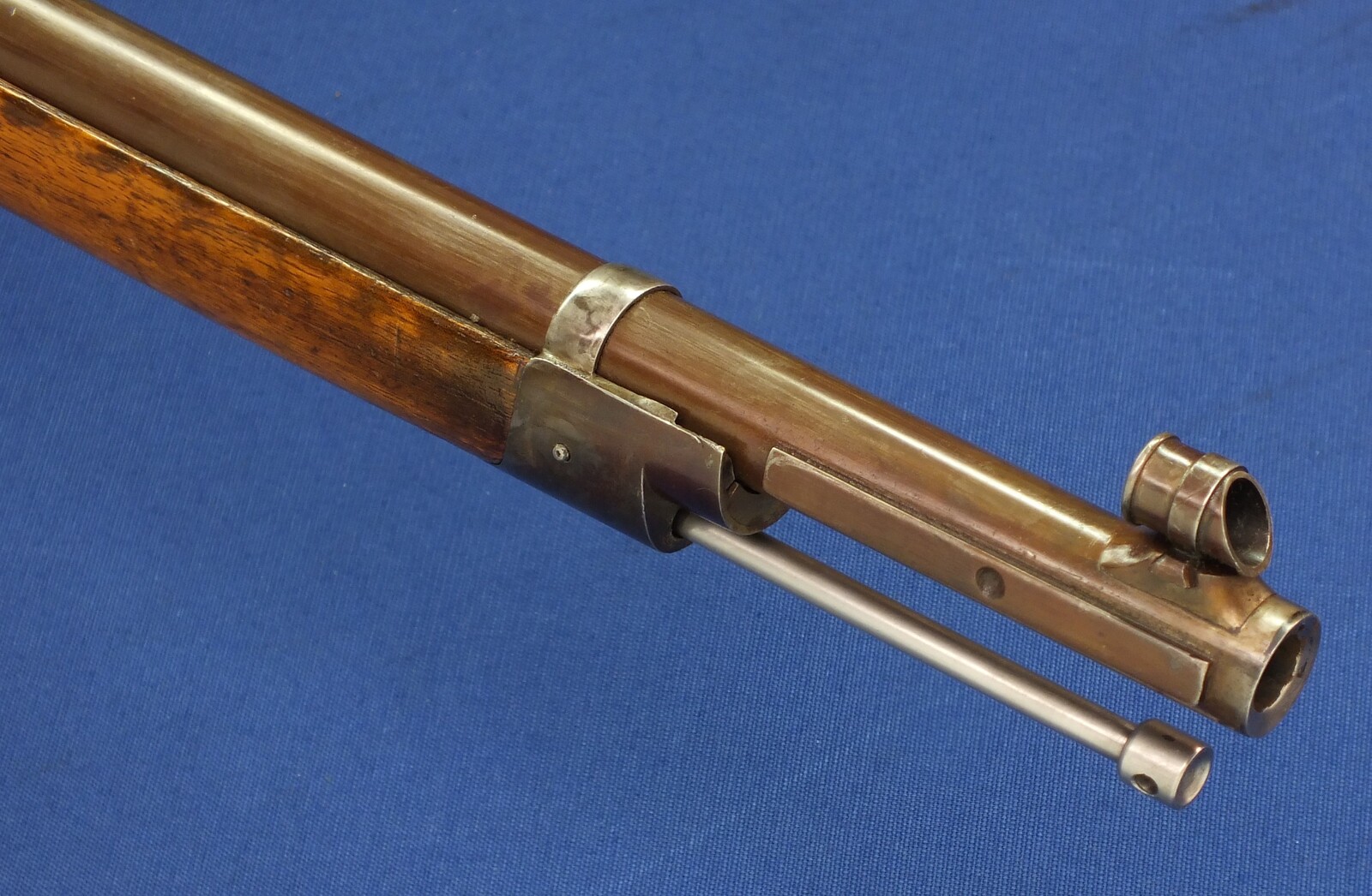 An antique Swiss Stutzer/target percussion Rifle by V. Sauerbrey in Basel. Set-triggers. Caliber 11mm. Length 136cm. In very good condition. Price 1.350 euro