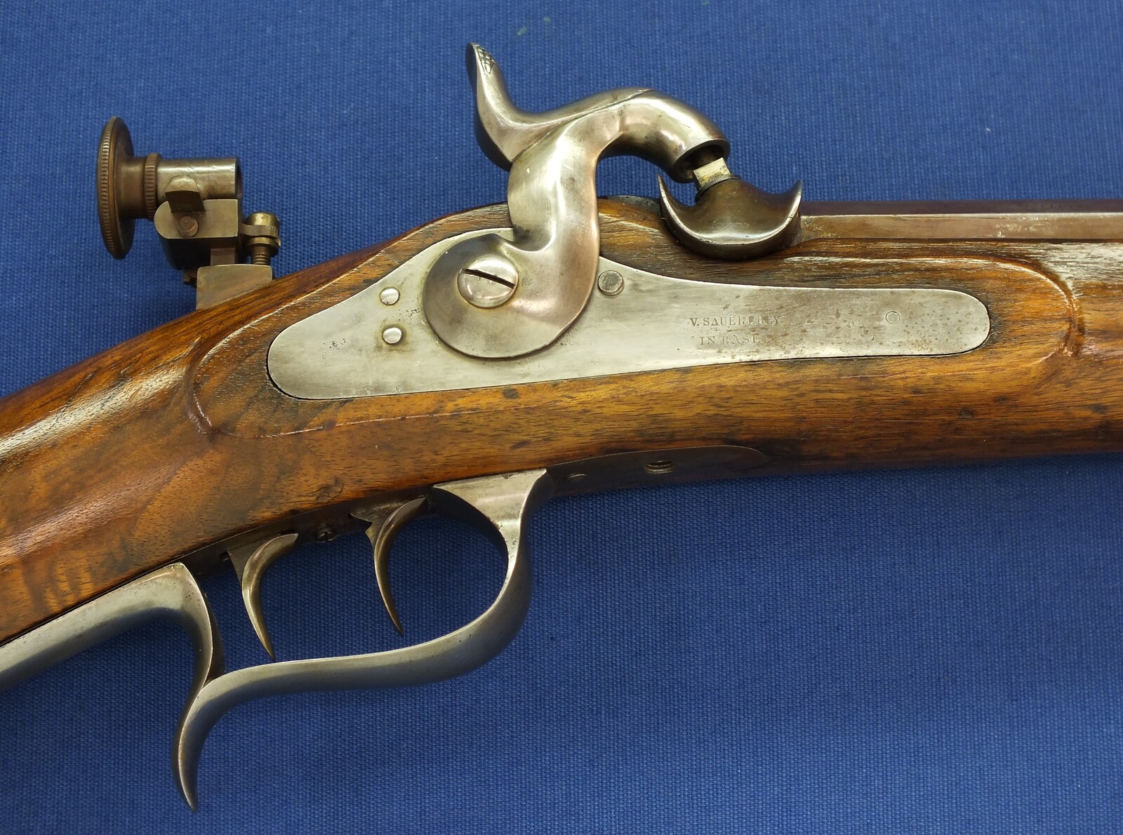 An antique Swiss Stutzer/target percussion Rifle by V. Sauerbrey in Basel. Set-triggers. Caliber 11mm. Length 136cm. In very good condition. Price 1.350 euro