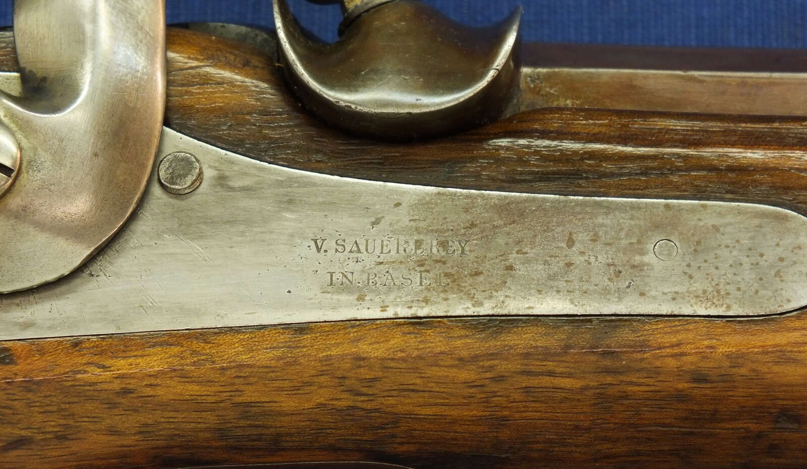 An antique Swiss Stutzer/target percussion Rifle by V. Sauerbrey in Basel. Set-triggers. Caliber 11mm. Length 136cm. In very good condition. Price 1.350 euro