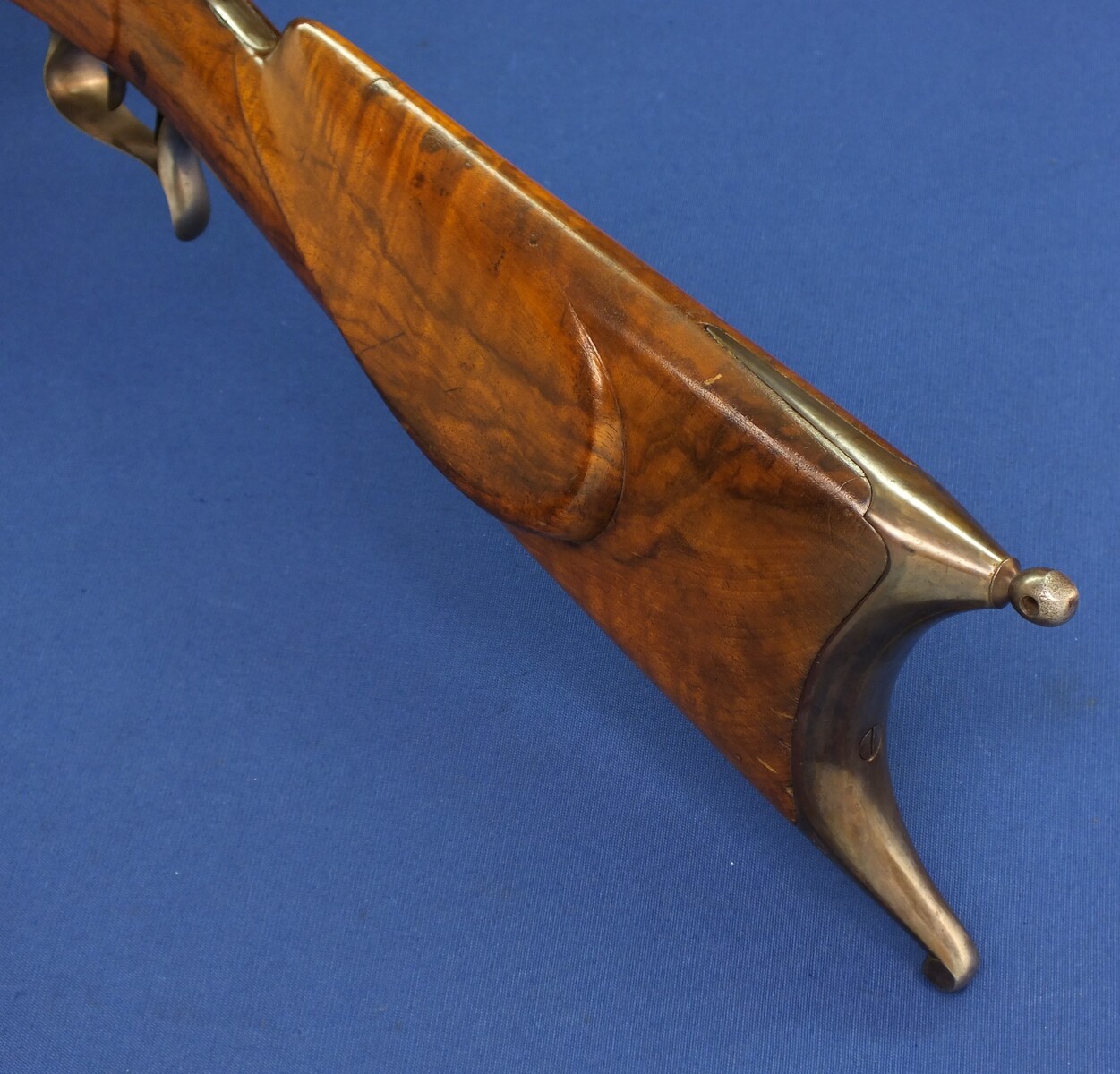 An antique Swiss Stutzer/target percussion Rifle by V. Sauerbrey in Basel. Set-triggers. Caliber 11mm. Length 136cm. In very good condition. Price 1.350 euro