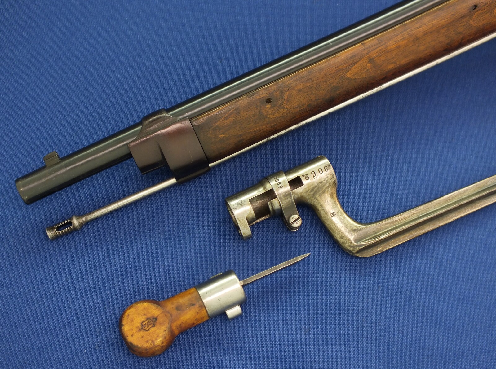 An antique Swiss Vetterli Model 1869-71 Infantery Rifle with Bayonet and screw Driver. Caliber 10,4 Rimfire. Length 130cm. In very good condition. Price 995 euro