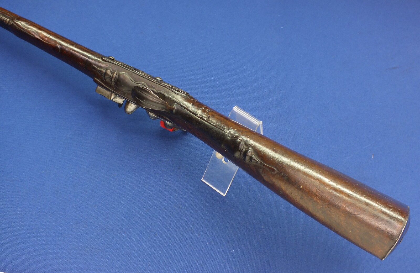 An early Swiss Flintlock Sporting Gun, circa 1700, signed Le Montauban Geneve (also known as Antoine Carnus Geneve 1697-1722), caliber 16 mm smooth, length 155 cm, in very good condition. Price 2.500 euro