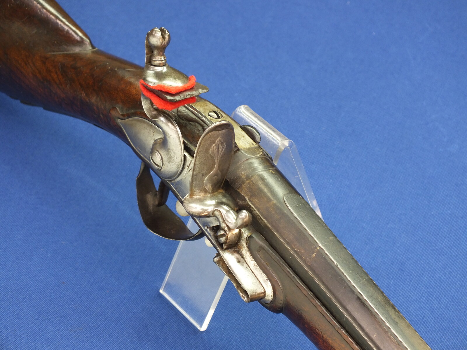 An early Swiss Flintlock Sporting Gun, circa 1700, signed Le Montauban Geneve (also known as Antoine Carnus Geneve 1697-1722), caliber 16 mm smooth, length 155 cm, in very good condition. Price 2.500 euro