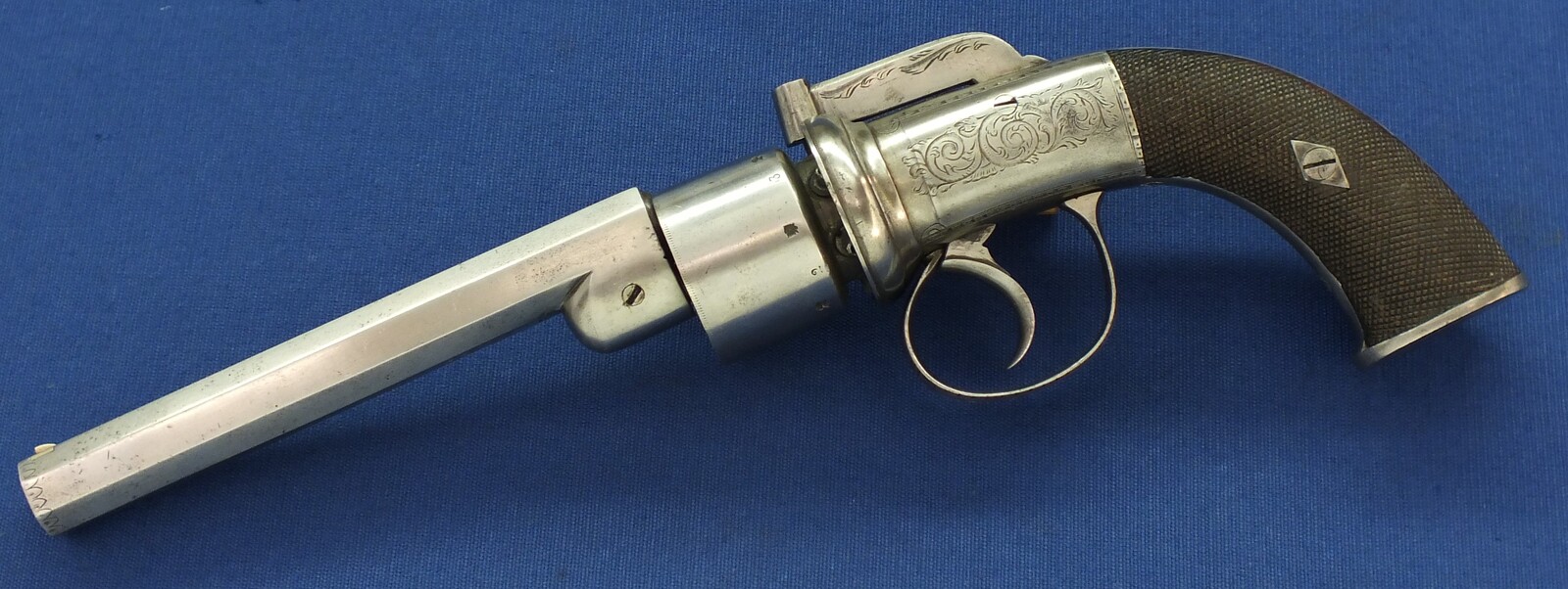 An English Transitional 6 shot double action 58 Bore Percussion Revolver. 5-3/4 inch octagonal barrel. Length 32cm. In very good condition. Price 750 euro.