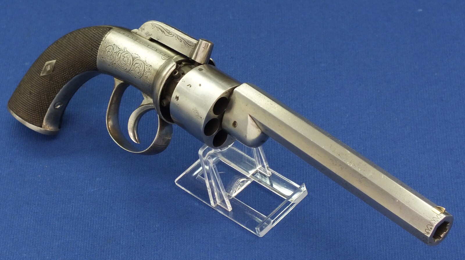 An English Transitional 6 shot double action 58 Bore Percussion Revolver. 5-3/4 inch octagonal barrel. Length 32cm. In very good condition. Price 750 euro.