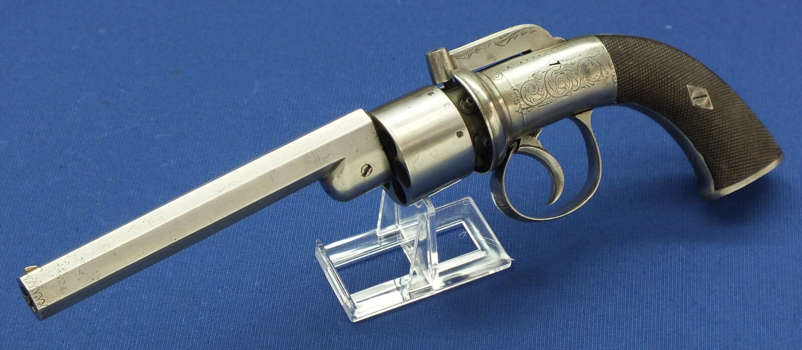 An English Transitional 6 shot double action 58 Bore Percussion Revolver. 5-3/4 inch octagonal barrel. Length 32cm. In very good condition. Price 750 euro.