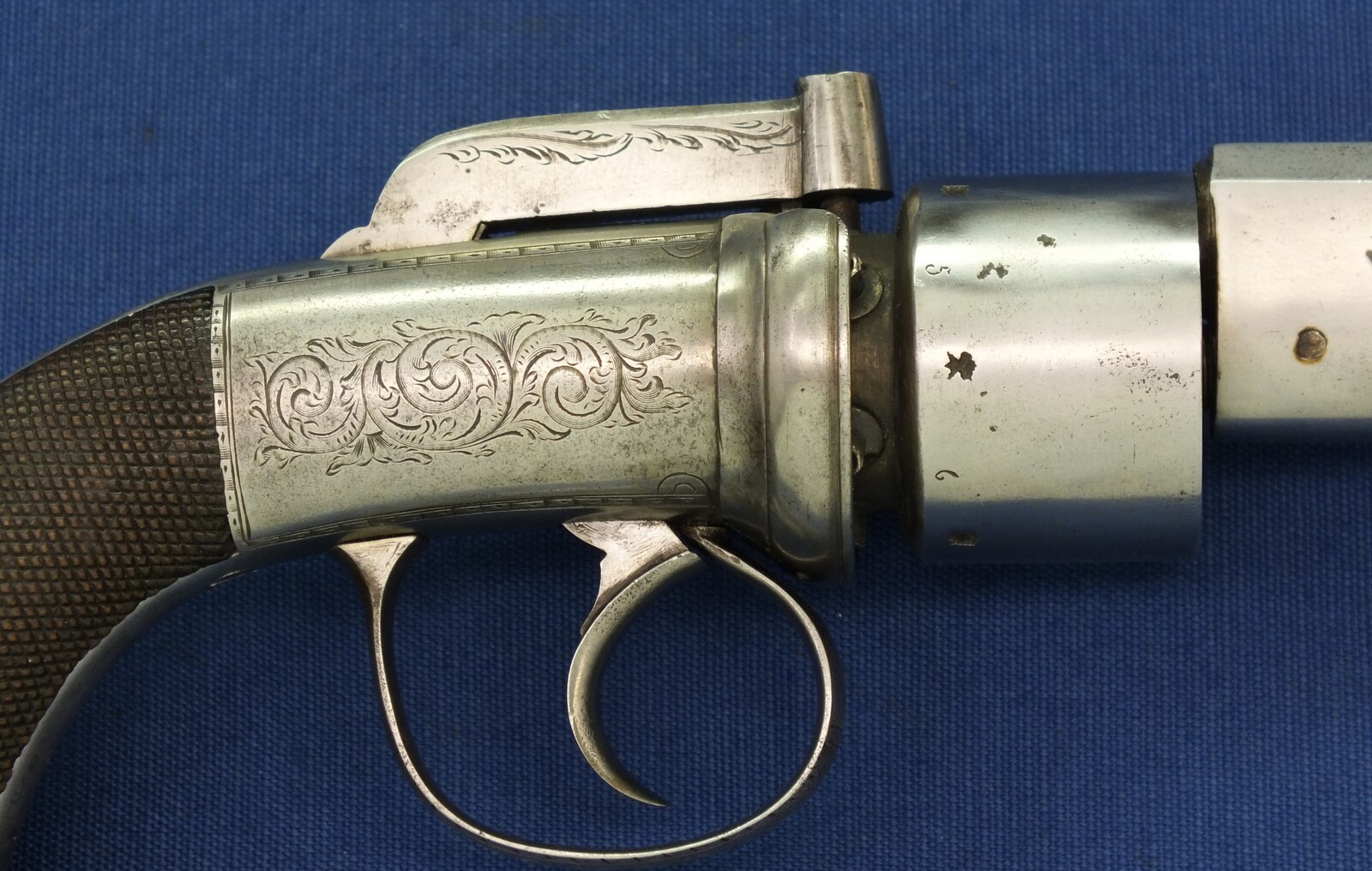 An English Transitional 6 shot double action 58 Bore Percussion Revolver. 5-3/4 inch octagonal barrel. Length 32cm. In very good condition. Price 750 euro.