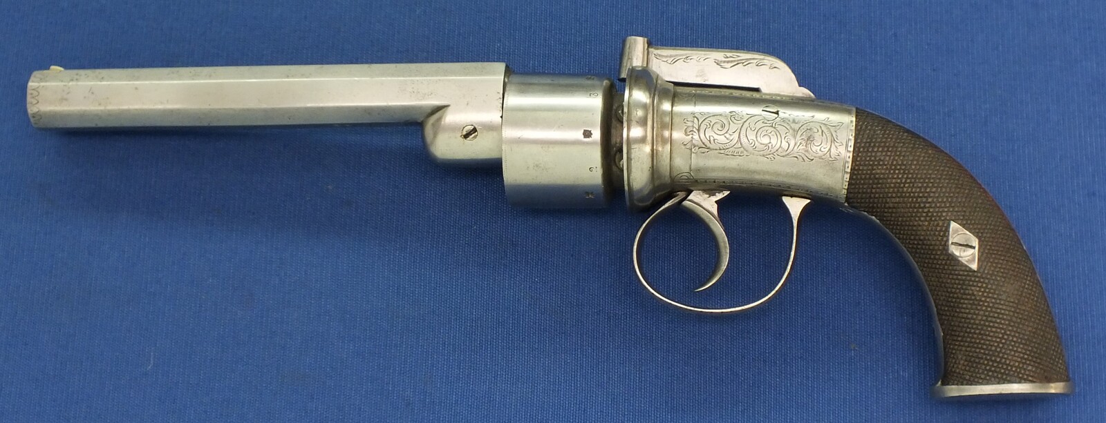 An English Transitional 6 shot double action 58 Bore Percussion Revolver. 5-3/4 inch octagonal barrel. Length 32cm. In very good condition. Price 750 euro.