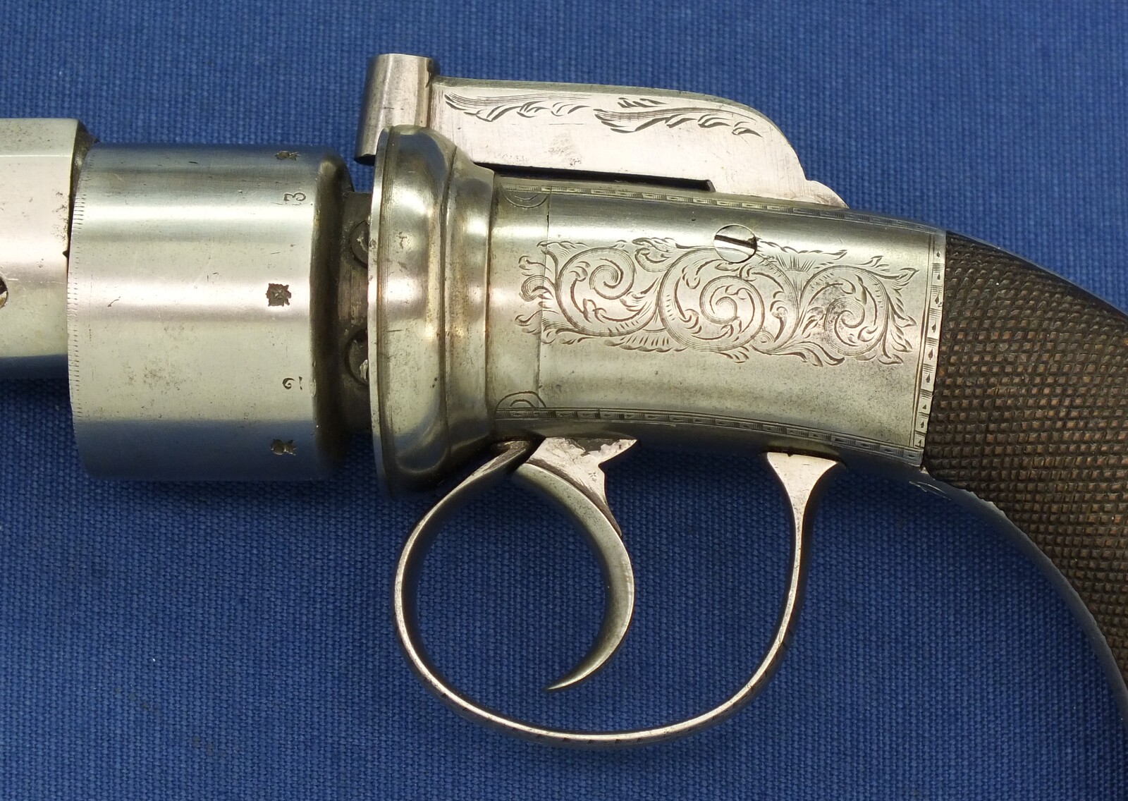 An English Transitional 6 shot double action 58 Bore Percussion Revolver. 5-3/4 inch octagonal barrel. Length 32cm. In very good condition. Price 750 euro.