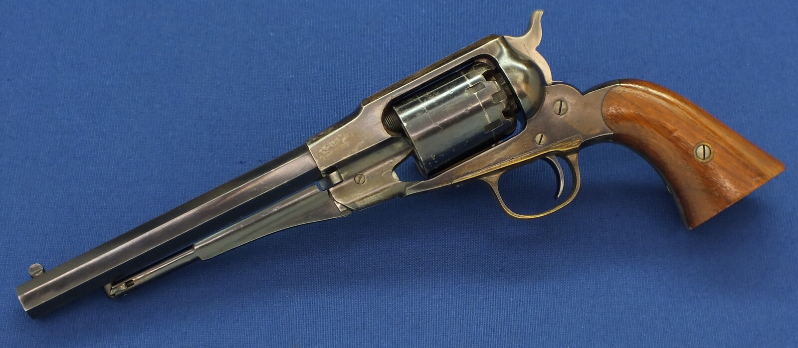 An excellent antique American Civil War Remington New Model Navy 6 shot .36 Caliber Single Action Percussion Revolver. 7 3/8 inch octagon Barrel. Length 35,5cm. In near mint condition. Price 5.650 euro.