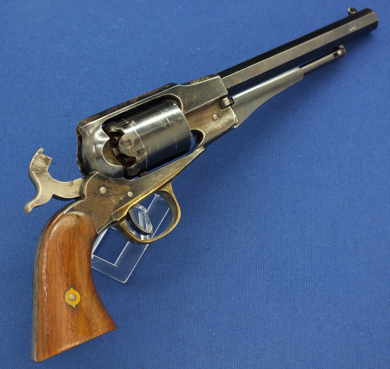 An excellent antique American Civil War Remington New Model Navy 6 shot .36 Caliber Single Action Percussion Revolver. 7 3/8 inch octagon Barrel. Length 35,5cm. In near mint condition. Price 5.650 euro.