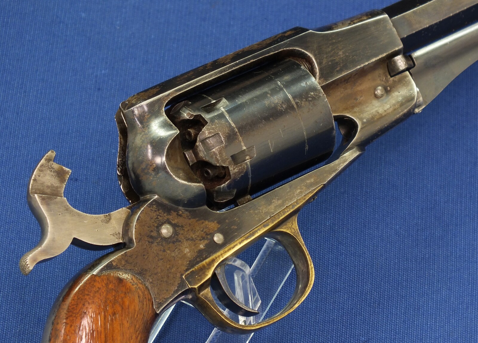 An excellent antique American Civil War Remington New Model Navy 6 shot .36 Caliber Single Action Percussion Revolver. 7 3/8 inch octagon Barrel. Length 35,5cm. In near mint condition. Price 5.650 euro.