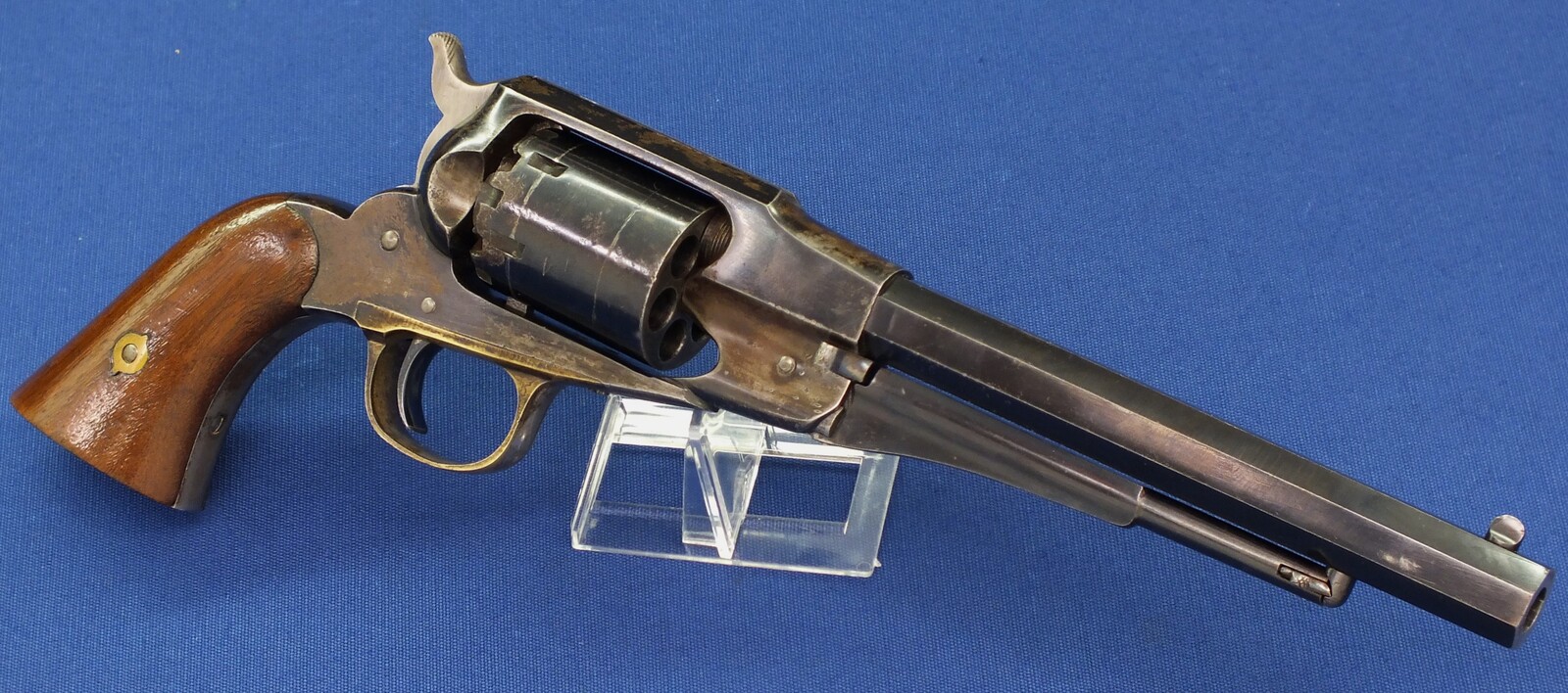 An excellent antique American Civil War Remington New Model Navy 6 shot .36 Caliber Single Action Percussion Revolver. 7 3/8 inch octagon Barrel. Length 35,5cm. In near mint condition. Price 5.650 euro.