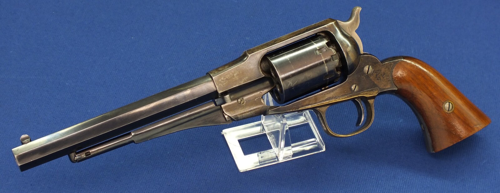 An excellent antique American Civil War Remington New Model Navy 6 shot .36 Caliber Single Action Percussion Revolver. 7 3/8 inch octagon Barrel. Length 35,5cm. In near mint condition. Price 5.650 euro.