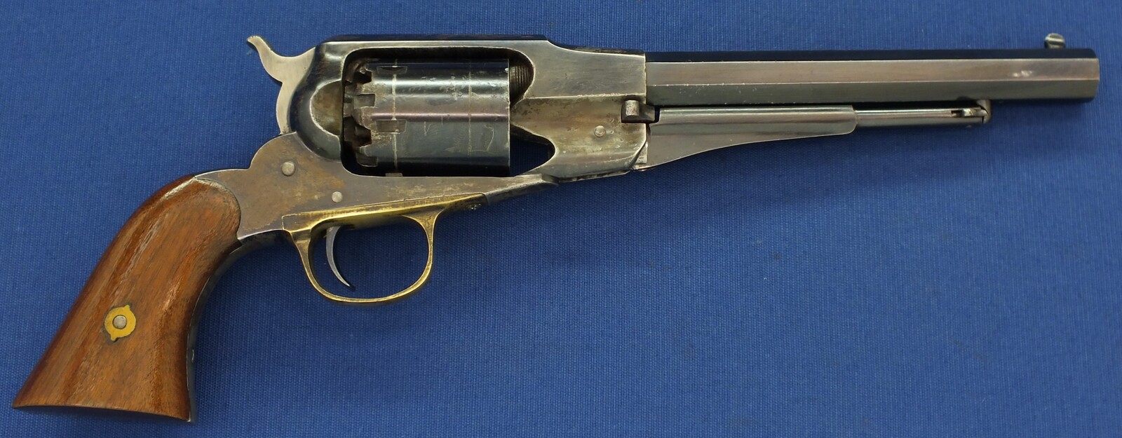 An excellent antique American Civil War Remington New Model Navy 6 shot .36 Caliber Single Action Percussion Revolver. 7 3/8 inch octagon Barrel. Length 35,5cm. In near mint condition. Price 5.650 euro.