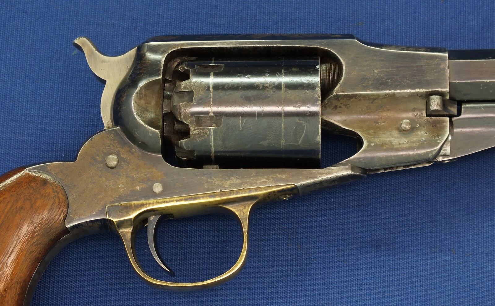 An excellent antique American Civil War Remington New Model Navy 6 shot .36 Caliber Single Action Percussion Revolver. 7 3/8 inch octagon Barrel. Length 35,5cm. In near mint condition. Price 5.650 euro.