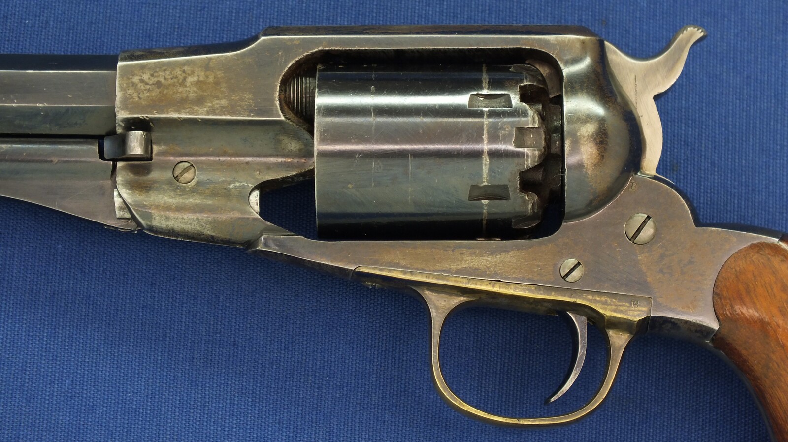 An excellent antique American Civil War Remington New Model Navy 6 shot .36 Caliber Single Action Percussion Revolver. 7 3/8 inch octagon Barrel. Length 35,5cm. In near mint condition. Price 5.650 euro.