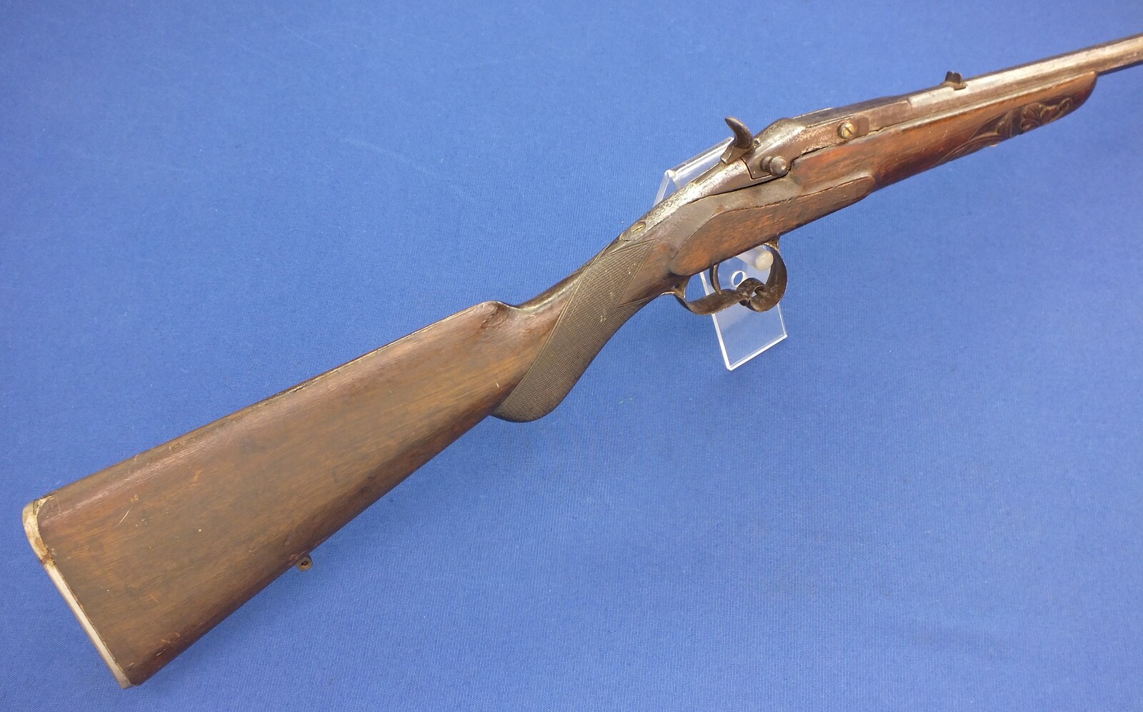 An unrestored antique French Flobert Rifle, caliber 8 mm, length 99 cm, in fair condition. Price 150 euro