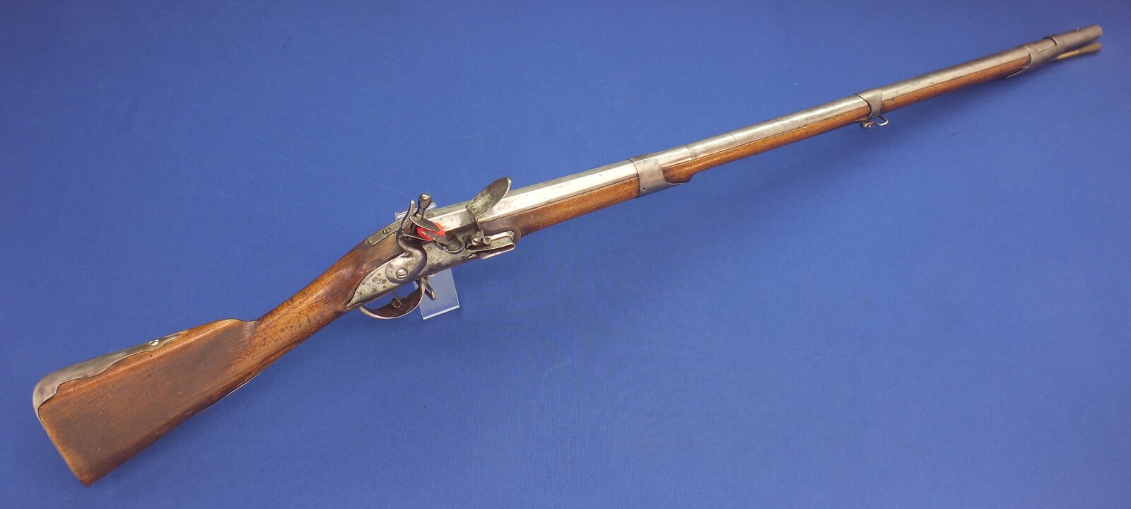 An unrestored antique Swiss Flintlock Musket, on the barrel the Bern marking, circa 1800, caliber 18 mm, length 138 cm, in good condition