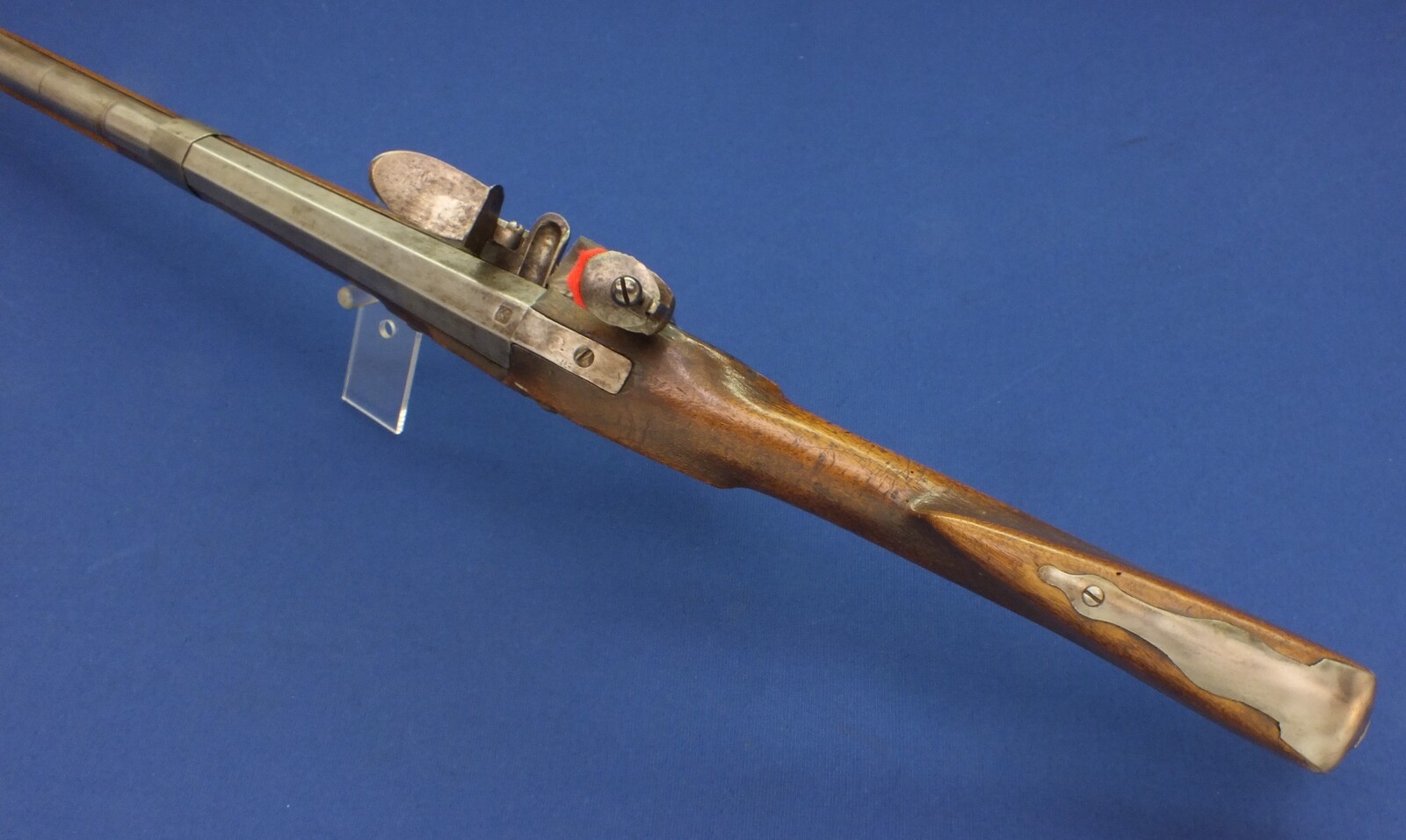 An unrestored antique Swiss Flintlock Musket, on the barrel the Bern marking, circa 1800, caliber 18 mm, length 138 cm, in good condition