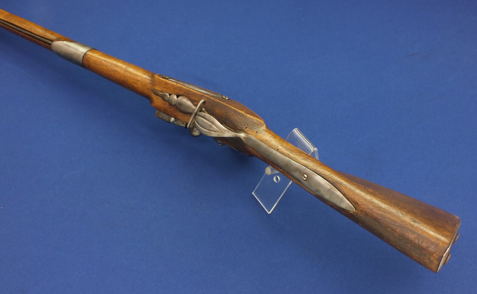 An unrestored antique Swiss Flintlock Musket, on the barrel the Bern marking, circa 1800, caliber 18 mm, length 138 cm, in good condition