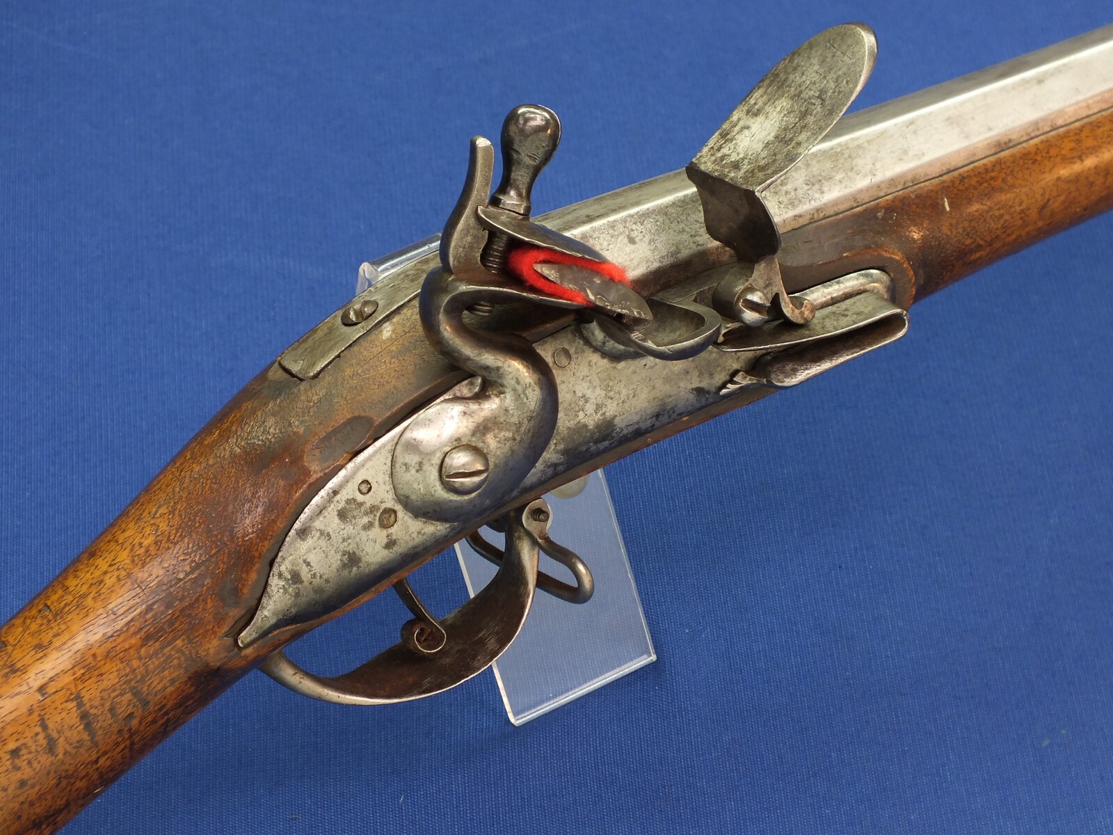 An unrestored antique Swiss Flintlock Musket, on the barrel the Bern marking, circa 1800, caliber 18 mm, length 138 cm, in good condition