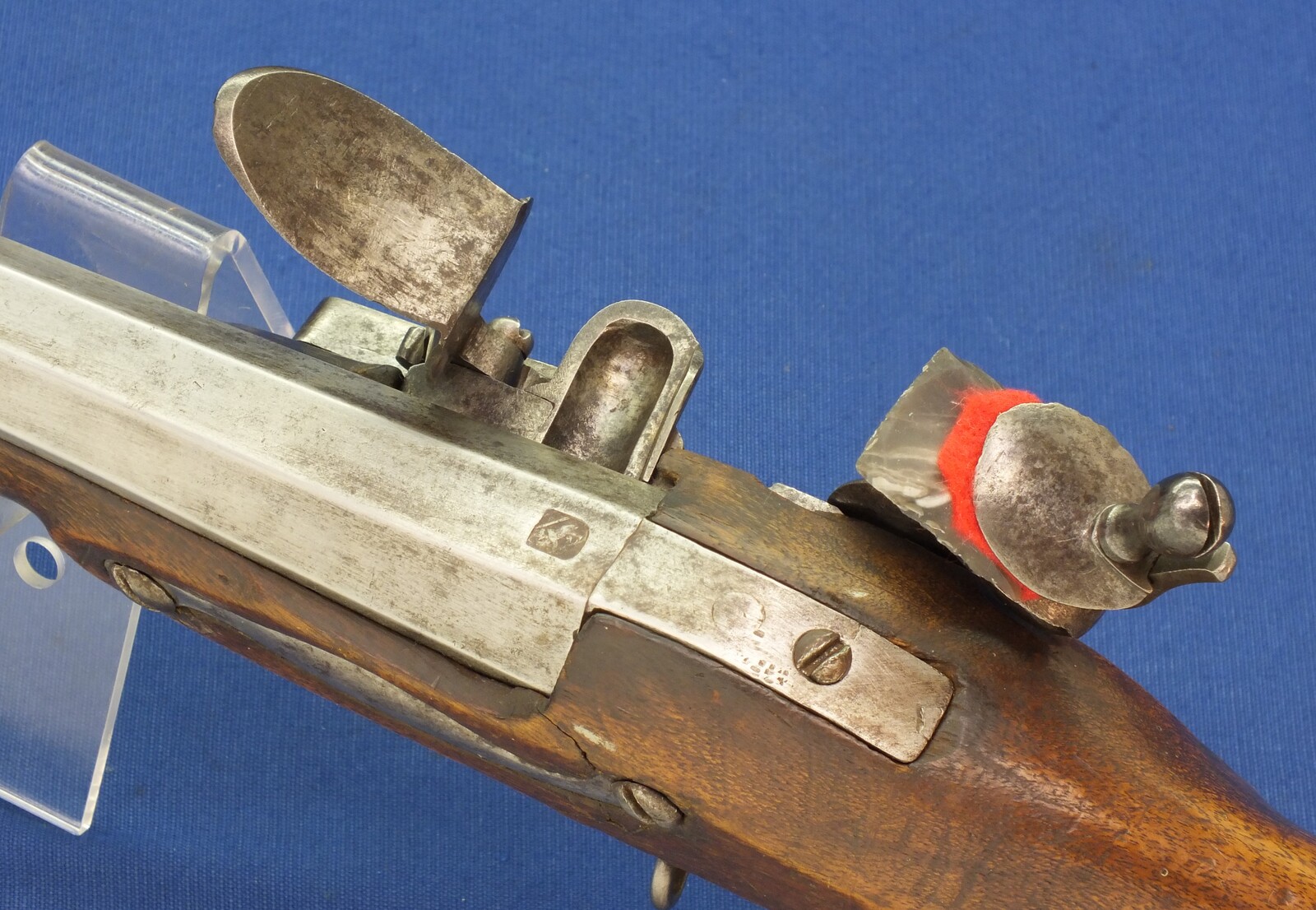 An unrestored antique Swiss Flintlock Musket, on the barrel the Bern marking, circa 1800, caliber 18 mm, length 138 cm, in good condition