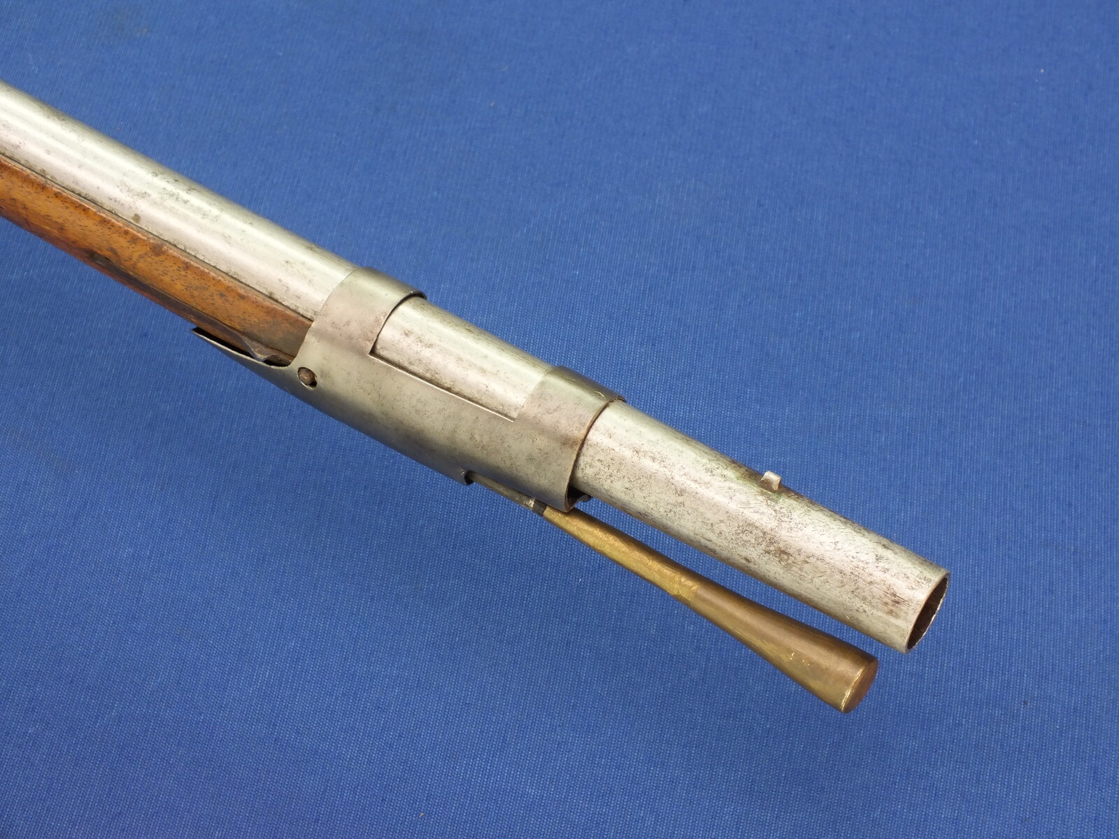 An unrestored antique Swiss Flintlock Musket, on the barrel the Bern marking, circa 1800, caliber 18 mm, length 138 cm, in good condition