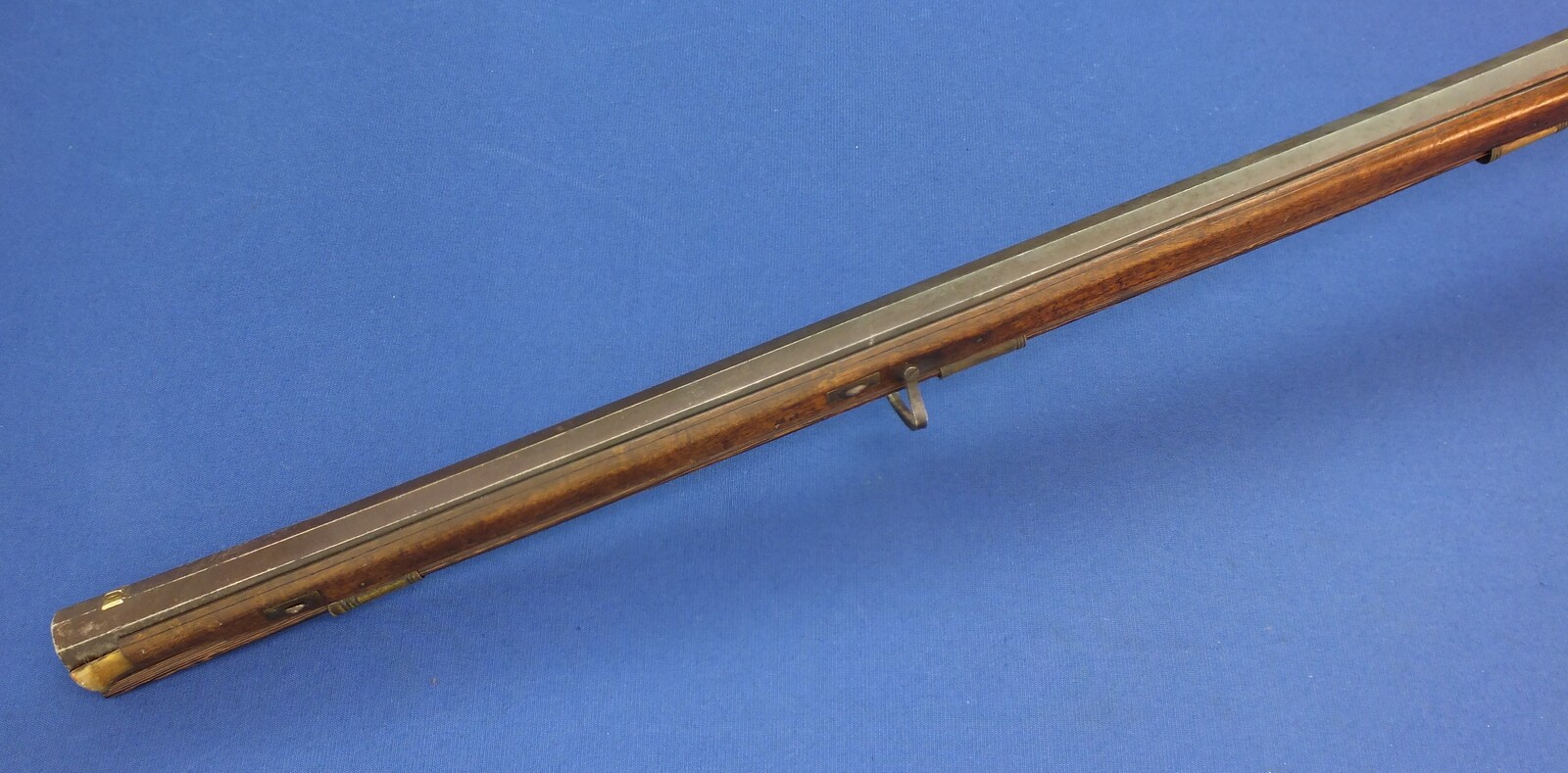 An unrestored antique Swiss Percussion Target Rifle, circa 1800, converted from flintlock, caliber 17 mm. 104cm octagon barrel. Set-Triggers. Length 143 cm. In fair condition. Price 495 euro