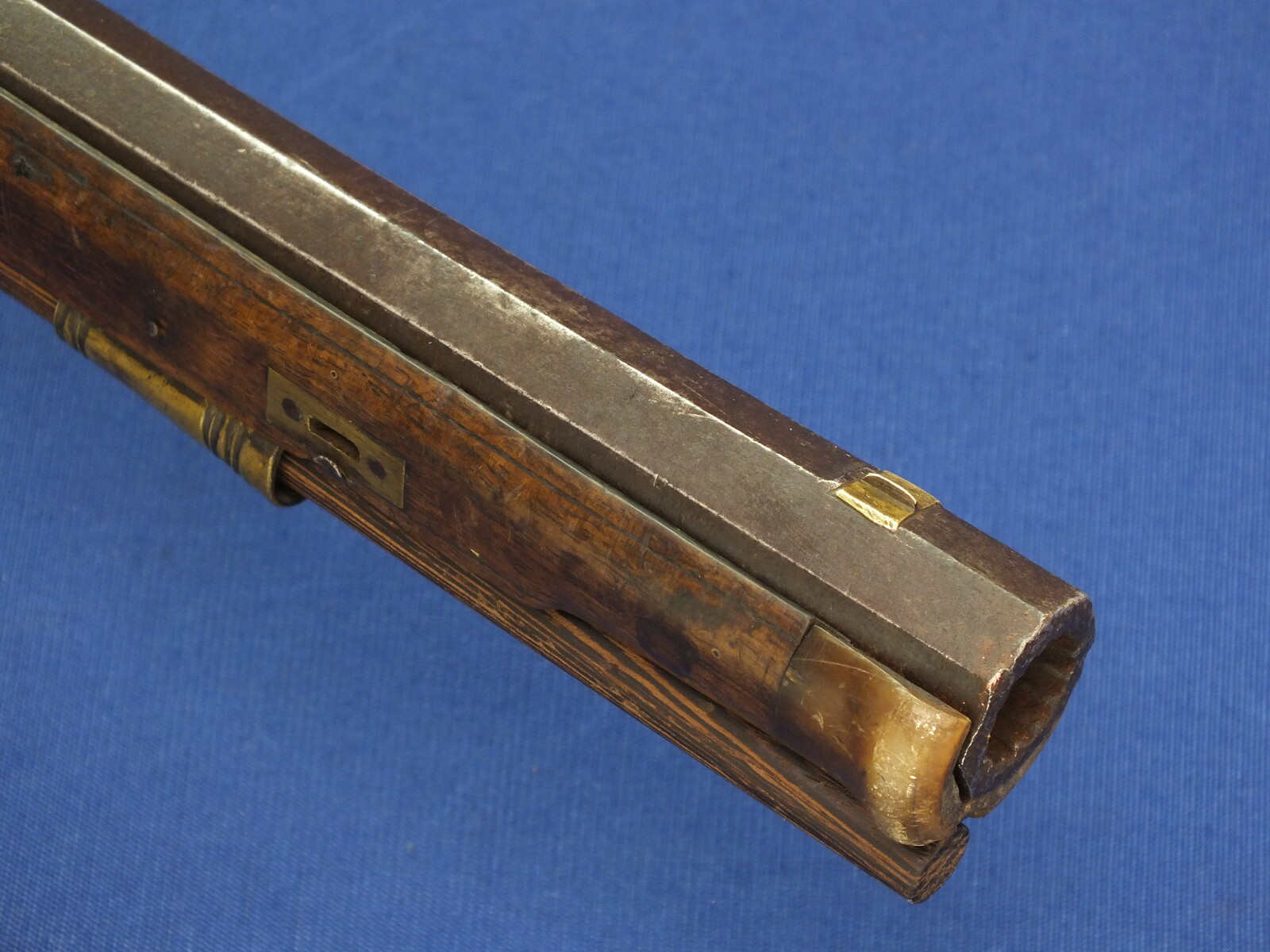 An unrestored antique Swiss Percussion Target Rifle, circa 1800, converted from flintlock, caliber 17 mm. 104cm octagon barrel. Set-Triggers. Length 143 cm. In fair condition. Price 495 euro