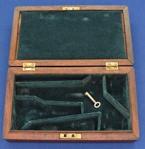 Oak reproduction case for Colt Model 1855 Root percussion Revolver with 3,5 inch barrel. 25x15x5cm. In very good condtion.